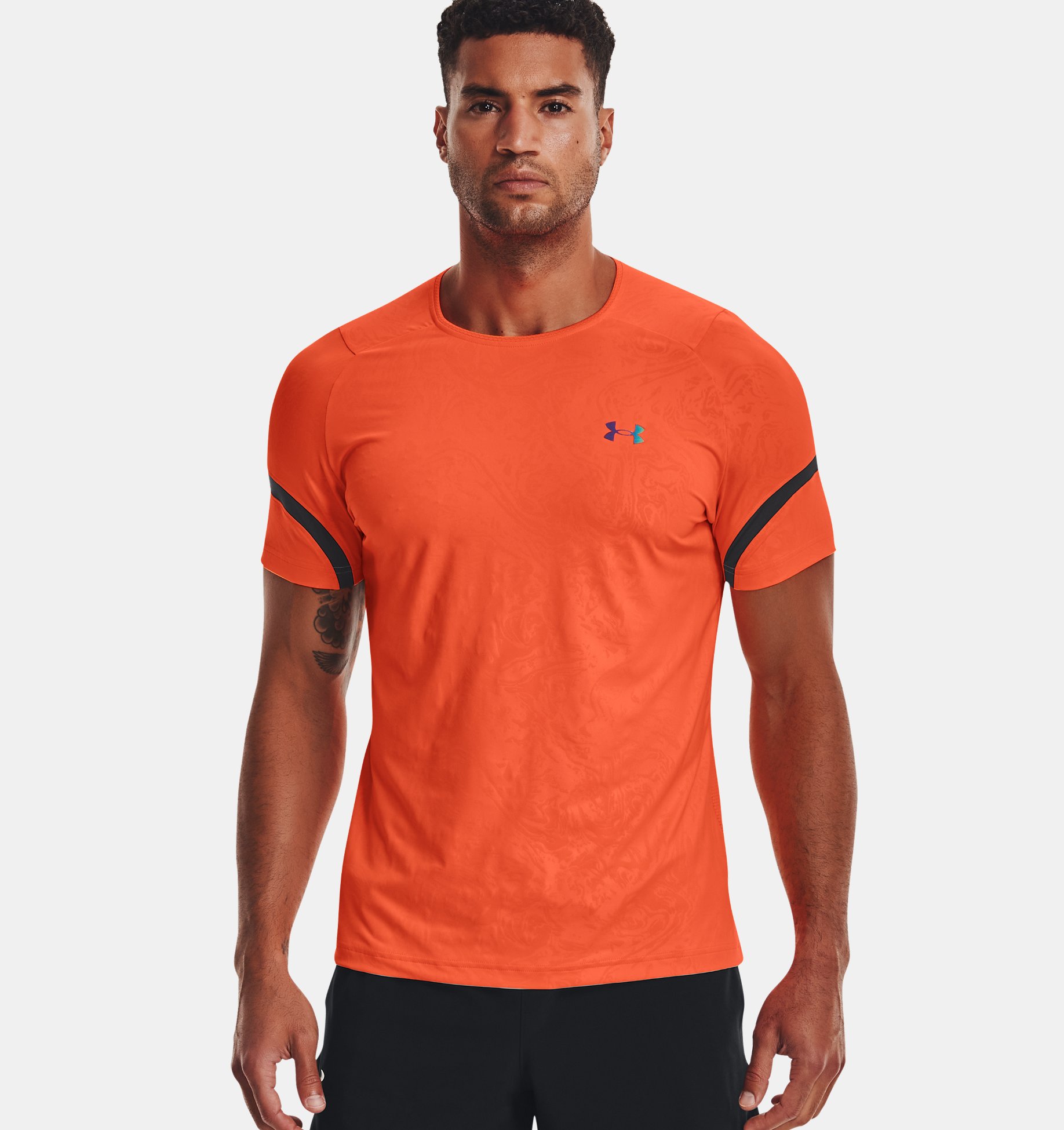 Remeras apretadas para hombres 2025